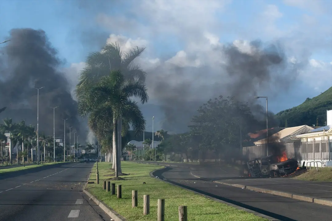 Un coche incendi&aacute;ndose en una calle. / Delphine Mayeur