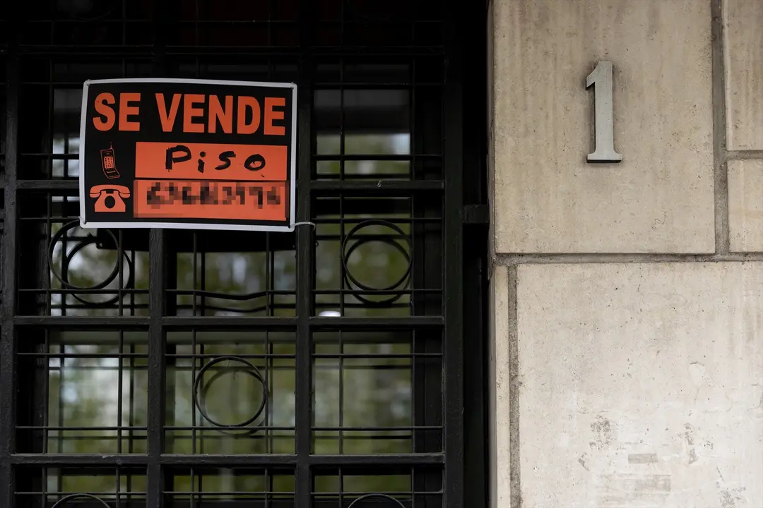 Vista de un cartel de 'Se vende' en un portal de un edificio. Eduardo Parra / Archivo