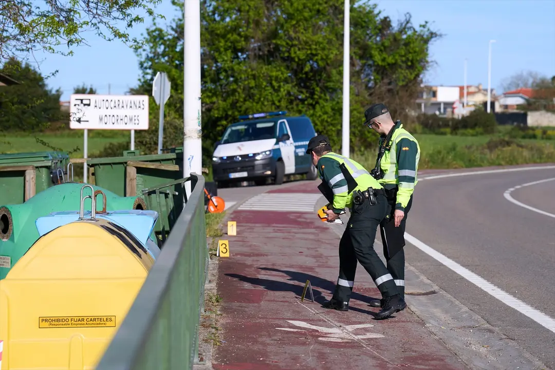 Dos agentes de la Guardia Civil investigan en el lugar donde ocurri&oacute; el triple atropello mortal en Suesa. / Archivo