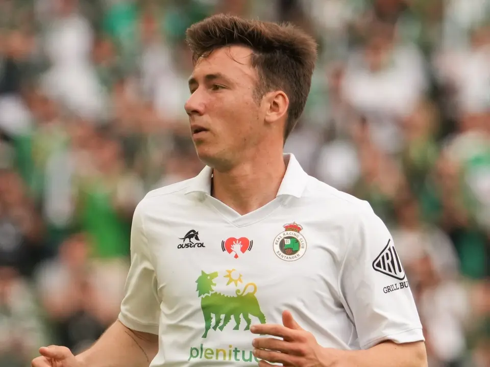 El lateral del Racing, Sa&uacute;l Garc&iacute;a. / Racing de Santander