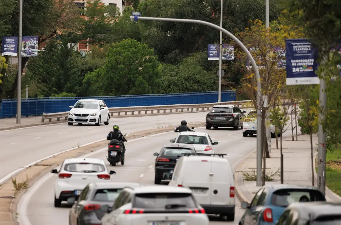 Coches circulan bajo un radar de tramo de carretera. Eduardo Parra / Archivo
