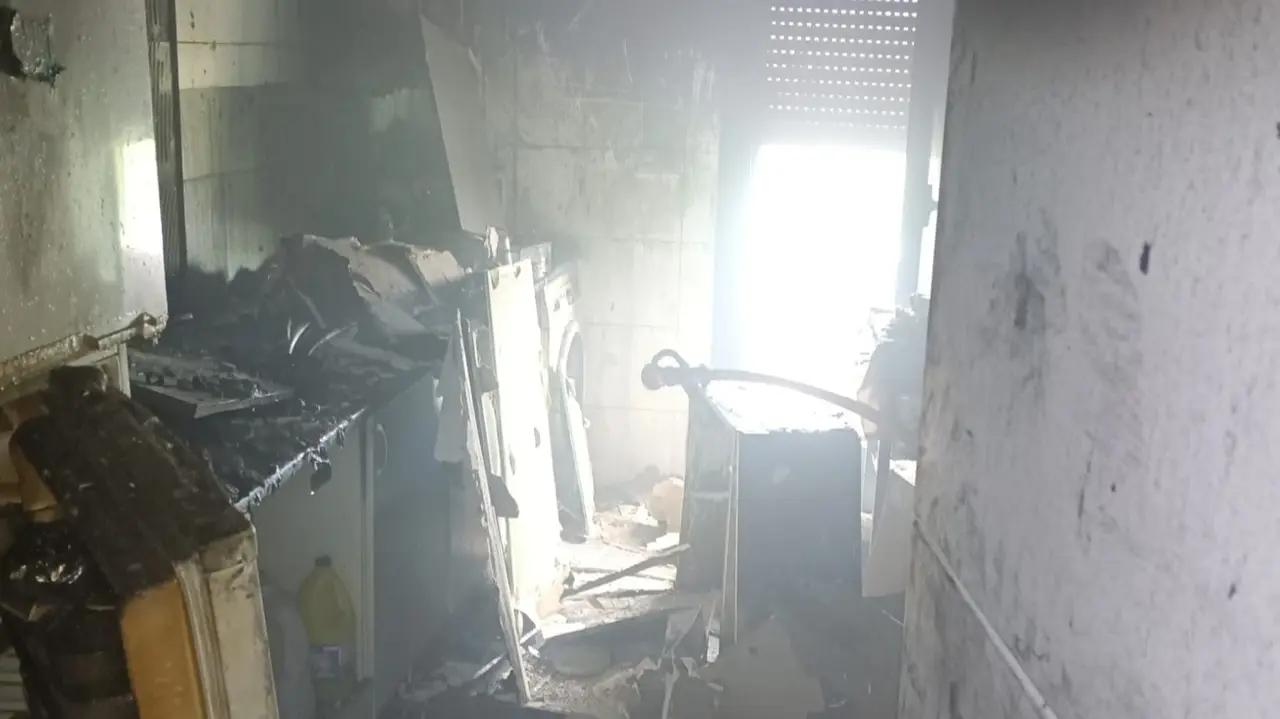 Incendio en una vivienda de Momp&iacute;a que afecta a la cocina. / Alerta