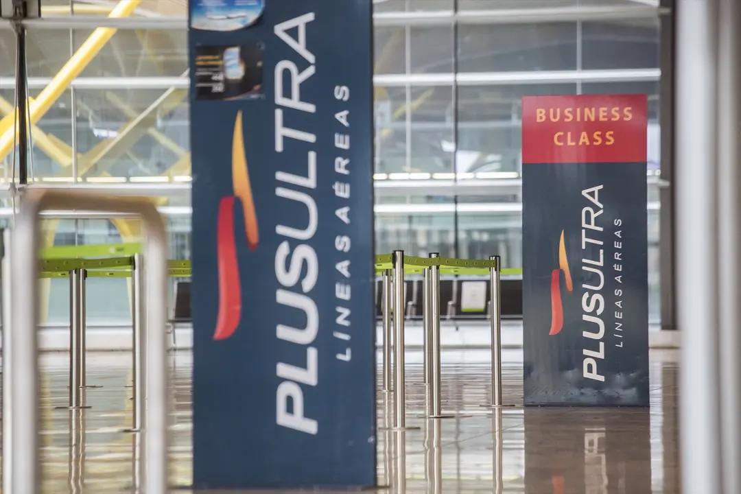 Un panel muestra informaci&oacute;n sobre vuelos de la aerol&iacute;nea Plus Ultra, en el aeropuerto de Madrid - Barajas Adolfo Su&aacute;rez. / Archivo