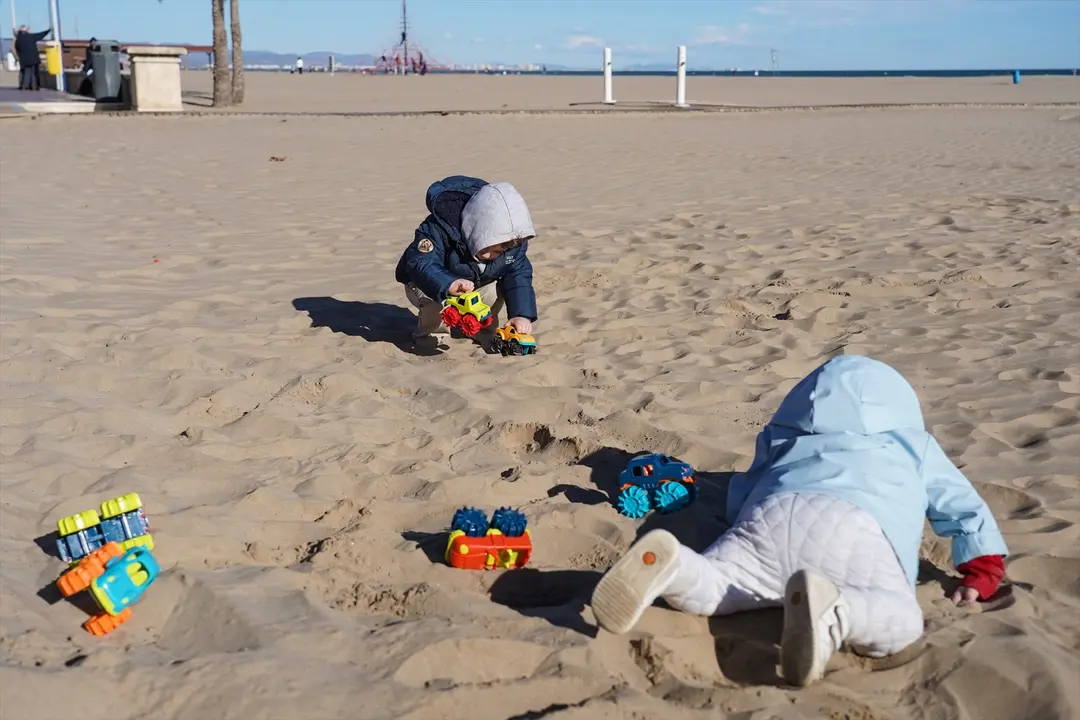 Dos ni&ntilde;os jugando en la playa. Eduardo Manzana / Archivo