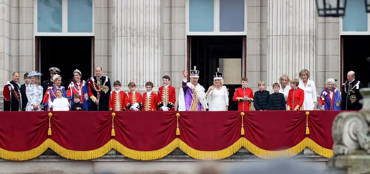 La familia real brit&aacute;nica desde el balc&oacute;n del palacio de Buckingham. LI YING / Archivo