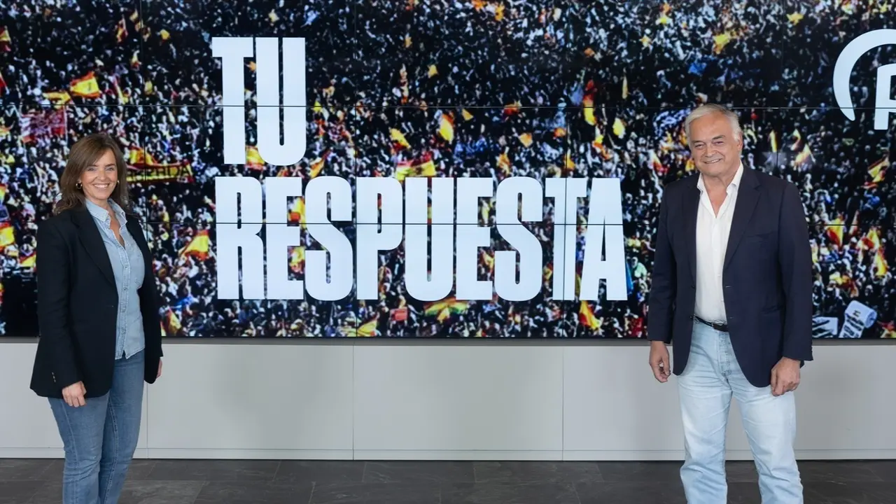 El director de campa&ntilde;a para las elecciones europeas del 9J y vicesecretario Institucional del PP, Esteban Gonz&aacute;lez Pons, y la vicesecretaria de Organizaci&oacute;n Territorial del PP, Carmen F&uacute;nez. / Eduardo Parra