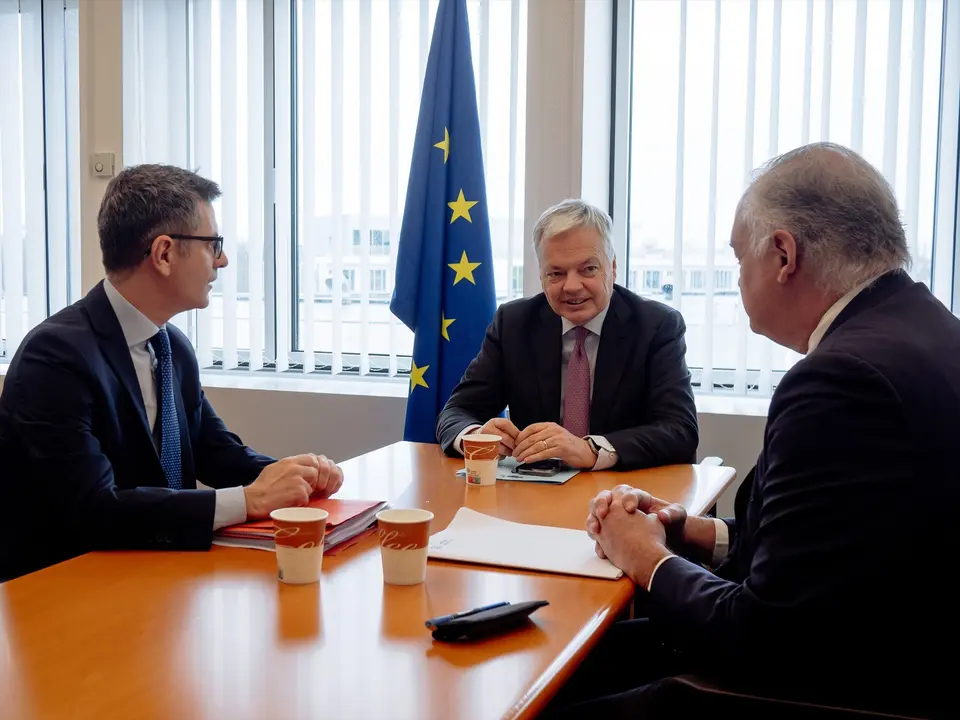 (I-D) El ministro de Presidencia, Justicia y Relaciones con las Cortes del Gobierno de Espa&ntilde;a, F&eacute;lix Bola&ntilde;os; el comisario europeo de Justicia Didier Reynders y el vicesecretario de Institucional del PP, Esteban Gonz&aacute;lez Pons, durante una reuni&oacute;n. Archivo