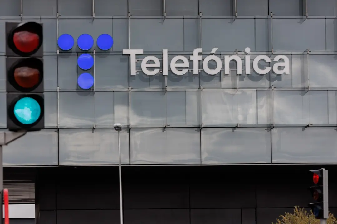 Un sem&aacute;foro en verde frente a la fachada de la sede de Telef&oacute;nica. Eduardo Parra / Archivo