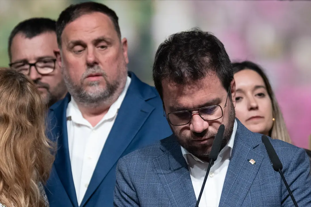 El presidente de la Generalitat de Catalunya y candidato de ERC a la reelecci&oacute;n, Pere Aragon&egrave;s (d), y el presidente de ERC, Oriol Junqueras (i), tras el recuento de votos del 12M.  David Zorrakino / Archivo