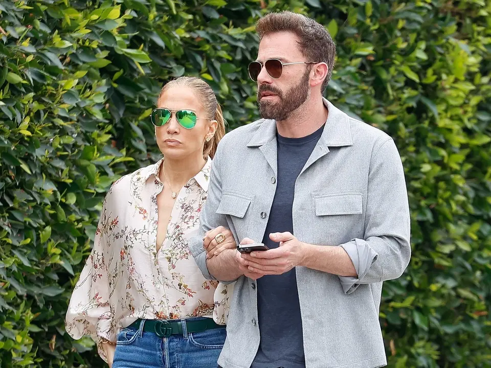 Jennifer L&oacute;pez y Ben Affleck paseando. / BACKGRID