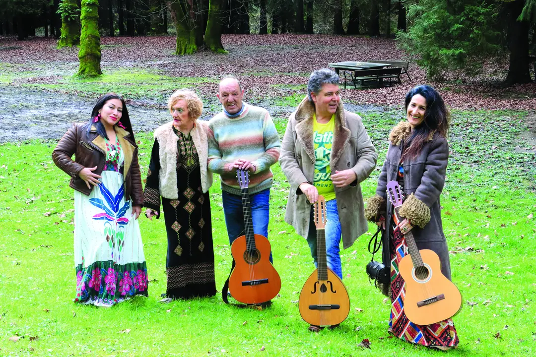 M. Jes&uacute;s Baranda, Arturo Baranda, Alberto Irazabal, Jessica Cano y Bingene Terreros, componentes del quinteto vocal de Sodupe. / Alerta