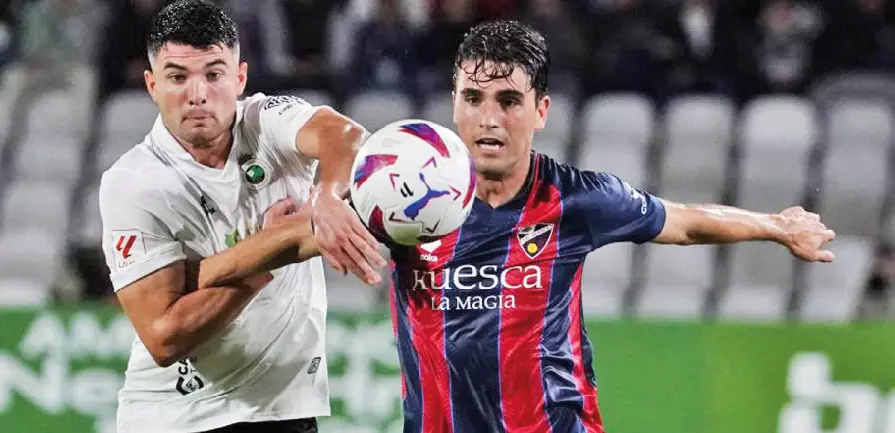 Aldasoro disputa un bal&oacute;n en uno de los partidos del Huesca en El Sardinero. / LH