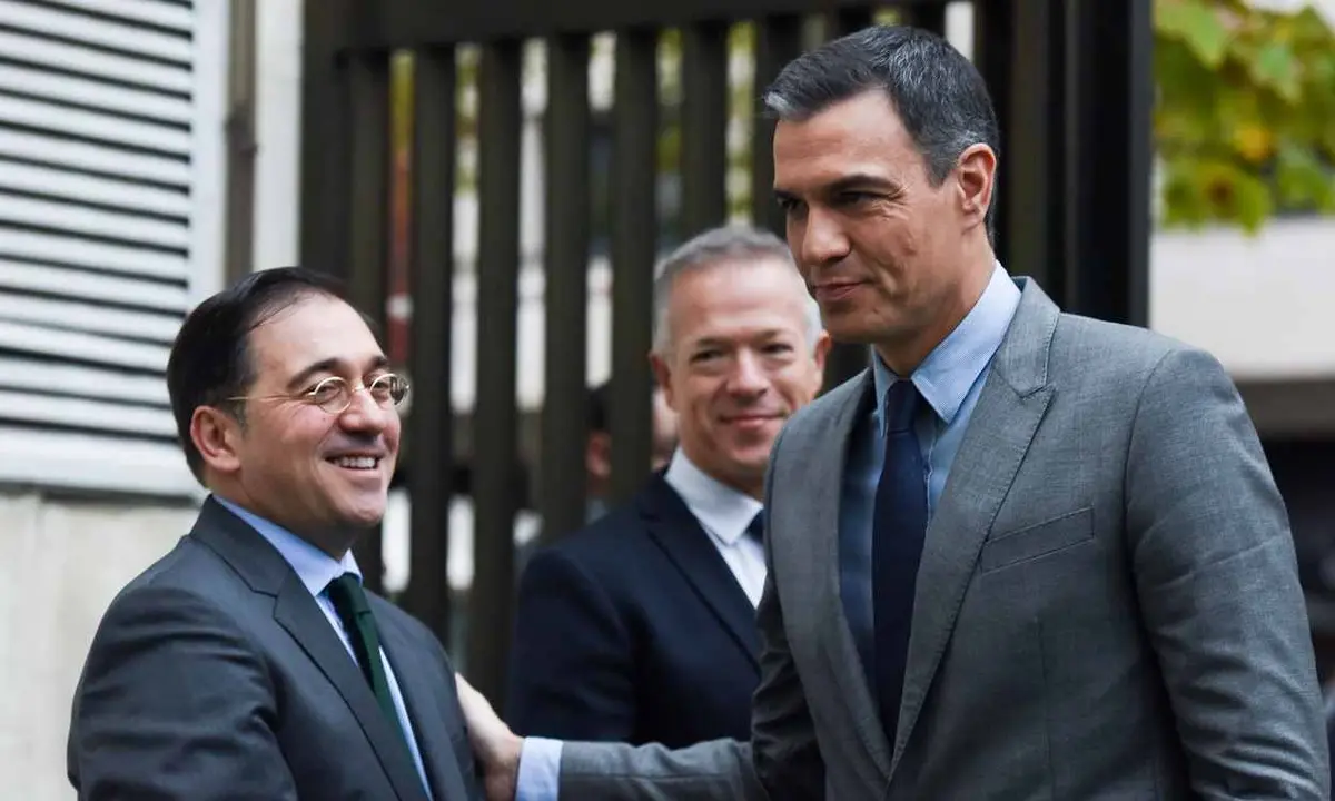 Jos&eacute; Manuel Albares, ministro de Asuntos Exteriores, y Pedro S&aacute;nchez, presidente del Gobierno. EP