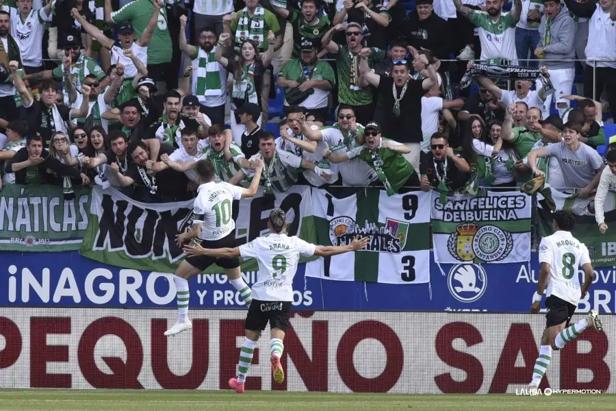 Los jugadores del Racing celebran el gol con la afici&oacute;n. / Liga Hypermotion