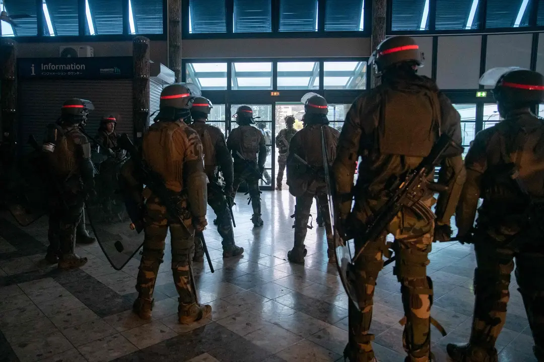 Soldados franceses en el aeropuerto de la capital de Nueva Caledonia. EP