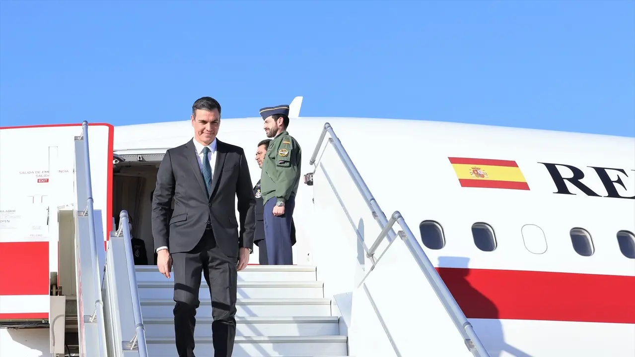El presidente del Gobierno de Espa&ntilde;a, Pedro S&aacute;nchez, baja del avi&oacute;n presidencial, Falcon. EP / Archivo