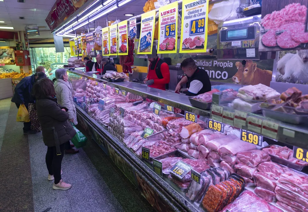 Varias personas compran en una carnicer&iacute;a en un mercado. EP / Archivo