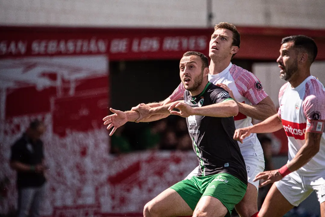 Una de las jugadas disputadas en el encuentro. / Racing de Santander
