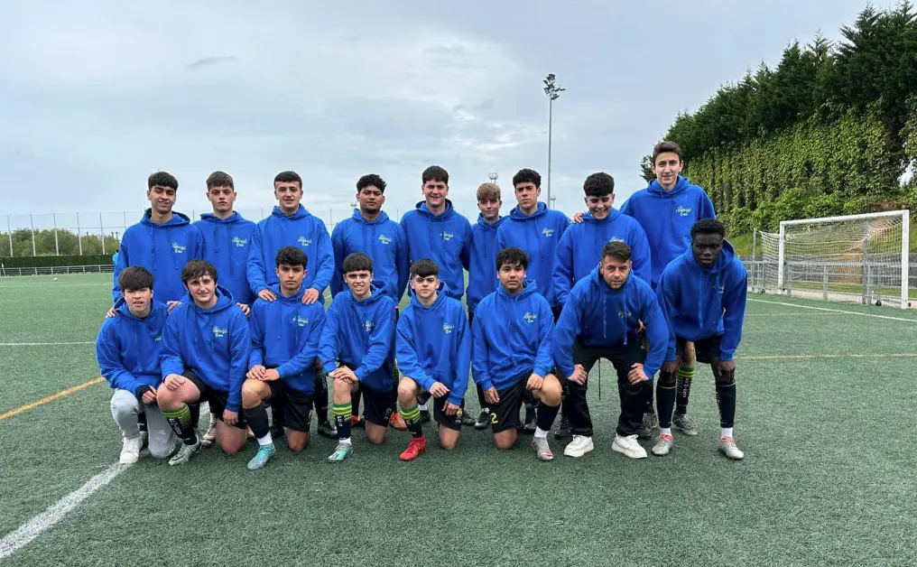 El equipo de juveniles del Miengo que han ascendido esta temporada. / AM