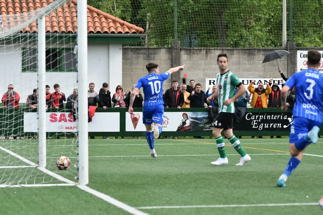 Gomila celebra su gol ante el Vimenor en La Vidriera. / Laredo