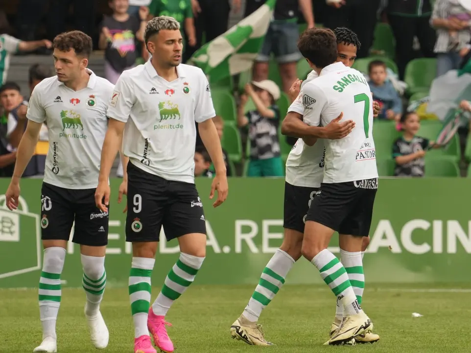 Mboula celebra con sus compa&ntilde;eros su &uacute;ltimo gol en El Sardinero. / RRC