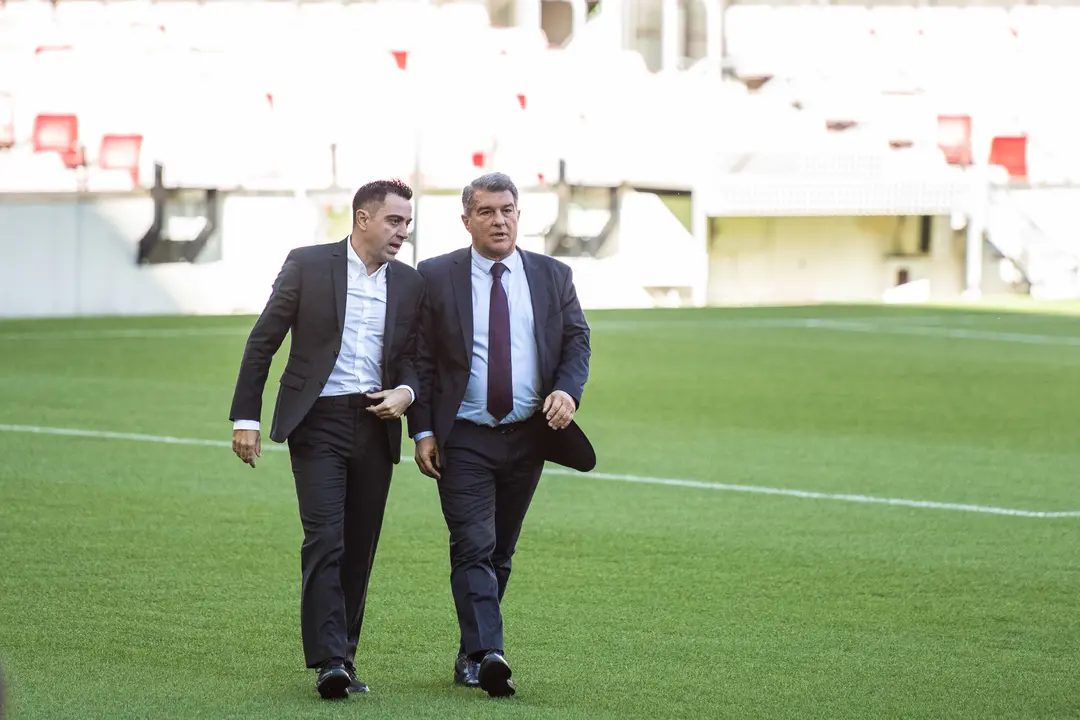 Xavi Hernandez y Joan Laporta durante la presentaci&oacute;n de Xavi. / EP