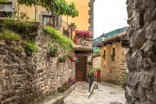 Una de las calles empedradas de los pueblos c&aacute;ntabros. / A.S.