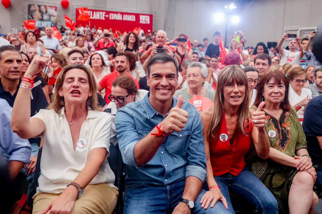 La vicepresidenta tercera y ministra para la Transici&oacute;n Ecol&oacute;gica y el Reto Demogr&aacute;fico, Teresa Ribera, el presidente del Gobierno y candidato a la reelecci&oacute;n por el PSOE, Pedro S&aacute;nchez, y su mujer, Bego&ntilde;a G&oacute;mez. / Ricardo Rubio