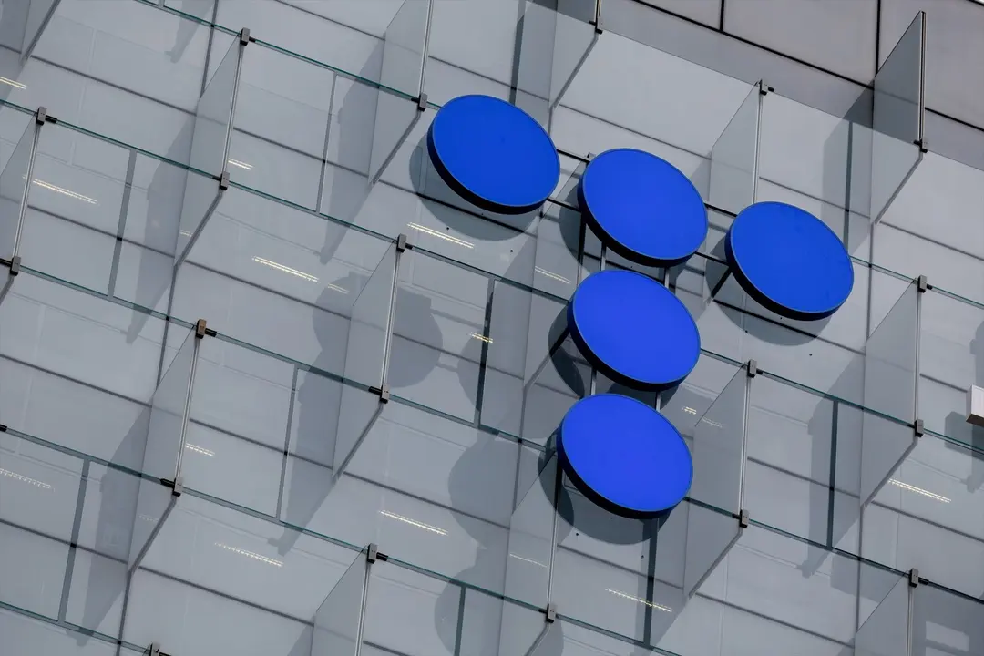 Detalle del logotipo de la fachada de la sede de Telef&oacute;nica. Eduardo Parra / Archivo