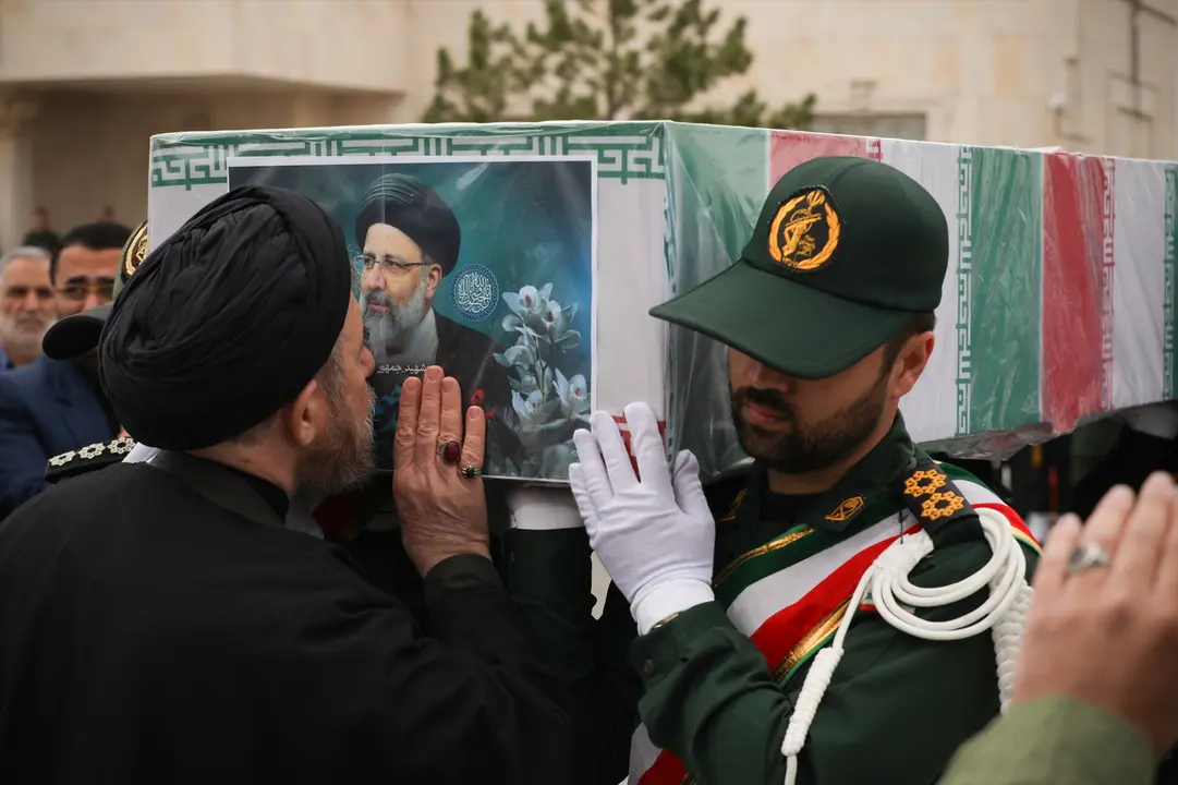 Un hombre besa el f&eacute;retro del presidente iran&iacute;, Ebrahim Raisi. EP