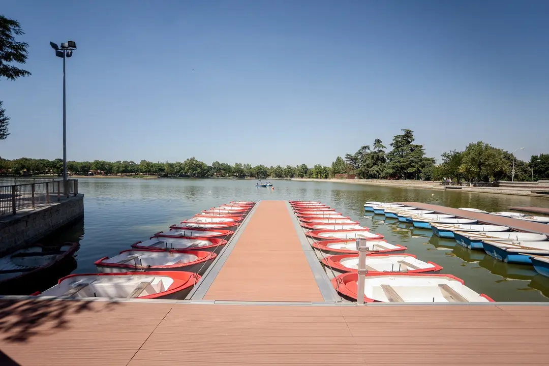 Barcas para alquilar en el muelle del lago de la Casa de Campo en Madrid. / Ricardo Rubio / Archivo