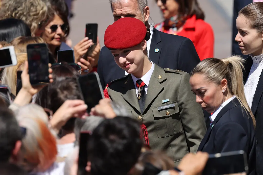 La Princesa Leonor saludando a los ciudadanos a su llegada a La Seo del Salvador de Zaragoza. Jos&eacute; Ruiz