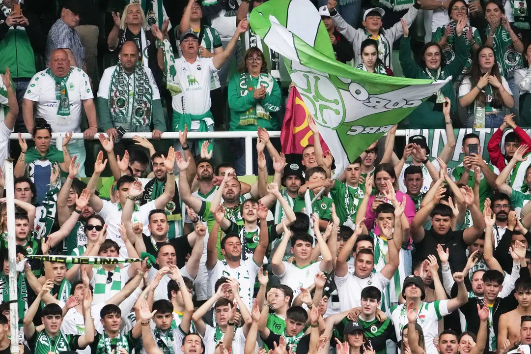 La afici&oacute;n verdiblanca apoya a su equipo durante un partido en El Sardinero. / Racing Santander