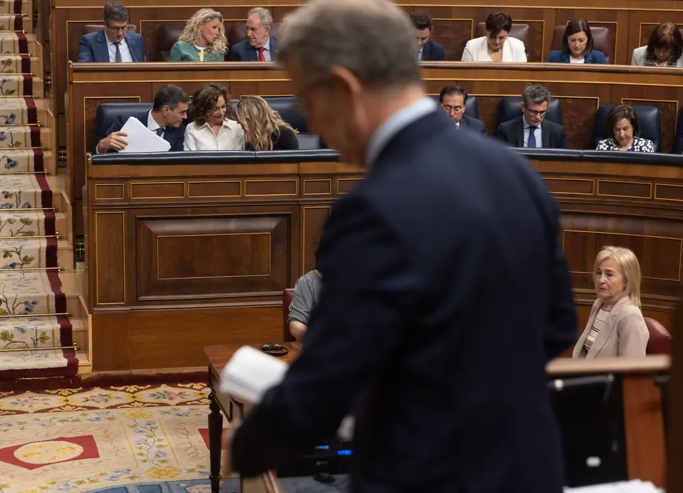 (I-D) El presidente del Gobierno, Pedro S&aacute;nchez; la vicpresidenta primera y ministra de Hacienda, Mar&iacute;a Jes&uacute;s Montero y la vicperesidenta segunda y ministra de Trabajo, Yolanda D&iacute;az, mientras interviene el presidente del PP. Eduardo Parra