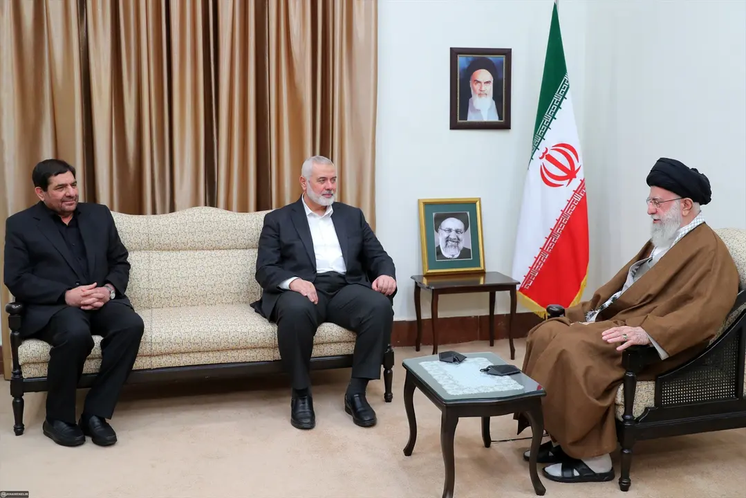 El l&iacute;der supremo iran&iacute;, el Ayatollah Ali Khamenei (R), en conversaciones con el l&iacute;der de Hamas, Ismail Haniyeh (L), durante una reuni&oacute;n despu&eacute;s de la ceremonia f&uacute;nebre del difunto presidente Ebrahim Raisi en Teher&aacute;n. EP