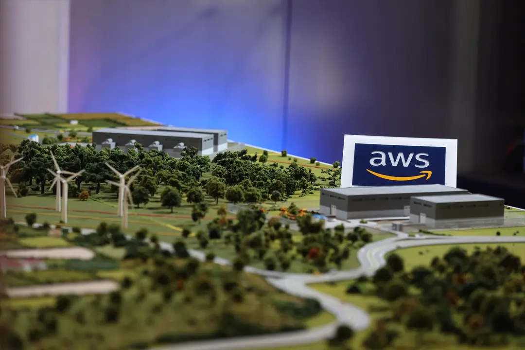 Una maqueta de Amazon Web Services (AWS) en el acto de inauguraci&oacute;n. Isabel Infantes / Archivo