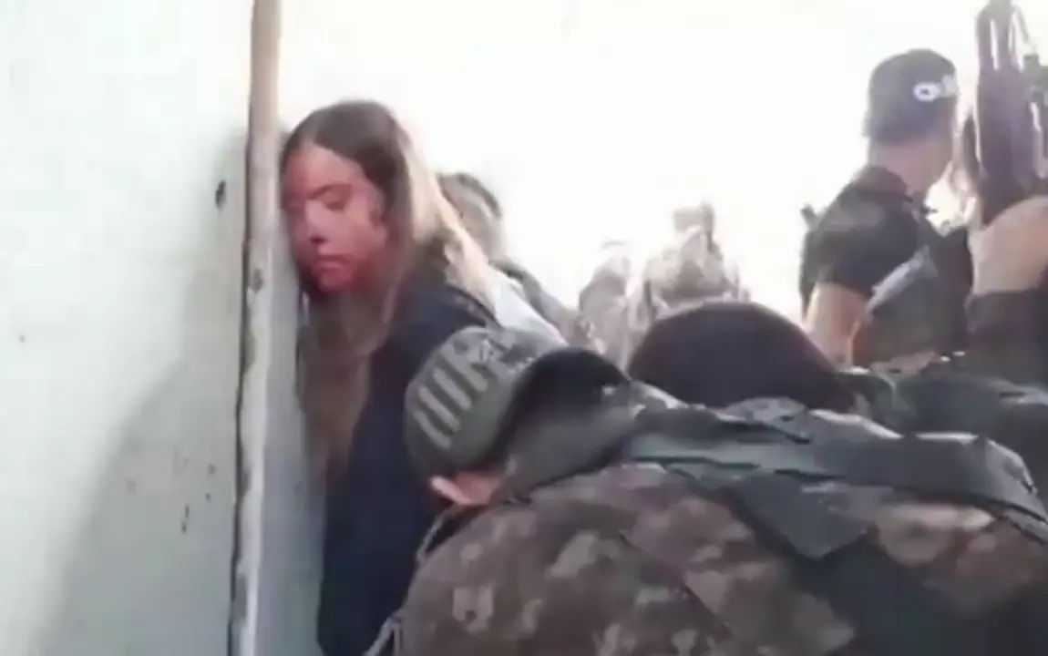 Captura del v&iacute;deo divulgado donde se ve a una joven ensangrentada.