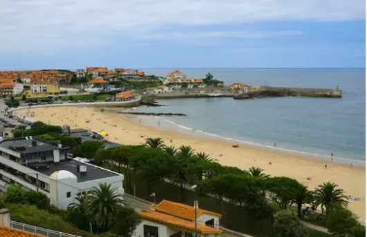 Algunas viviendas cerca de la playa. / A.S.
