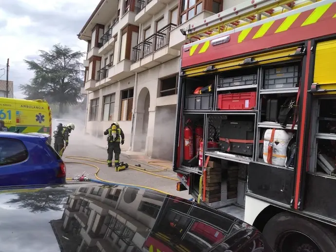Los bomberos del 112 en el incendio declarado este mi&eacute;rcoles en un garaje de una vivienda propiedad del Gobierno de Cantabria situada en el municipio de Escalante.
