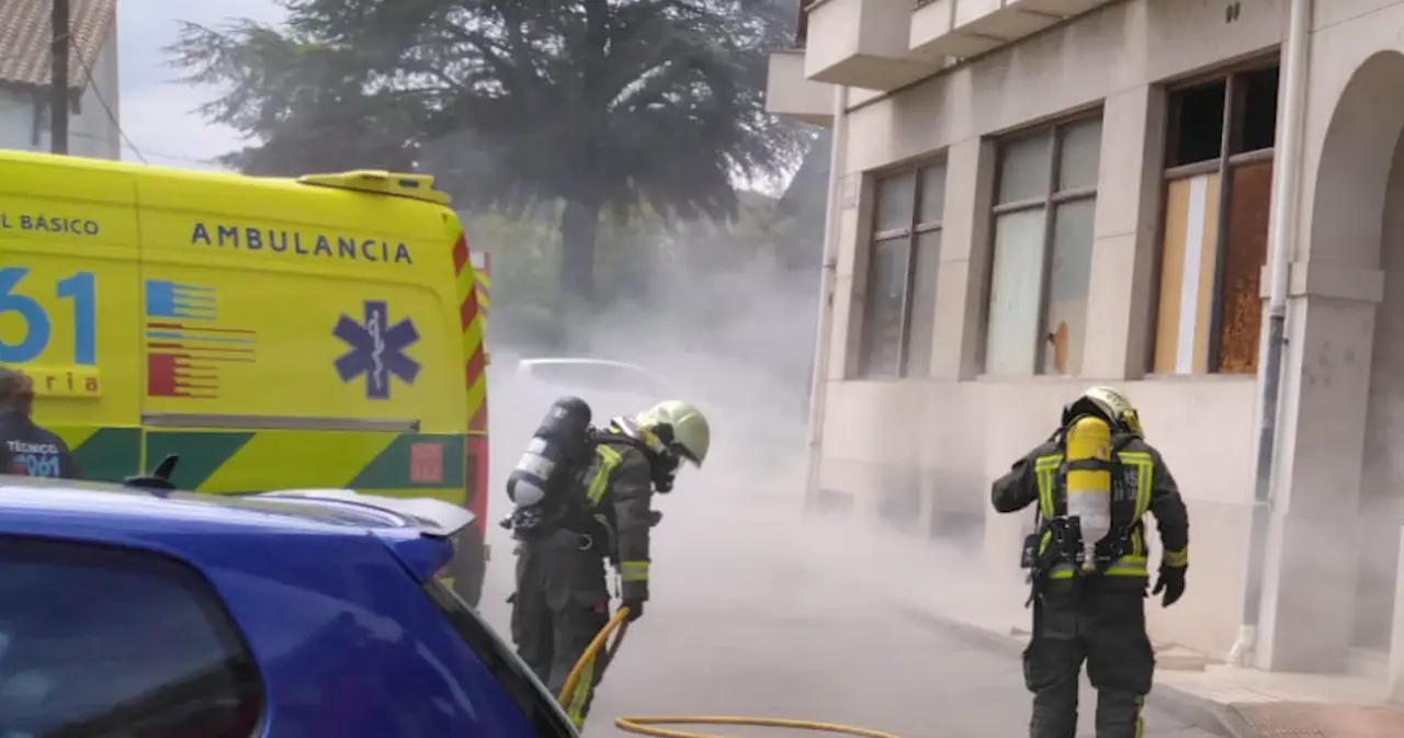 Los bomberos durante la extinci&oacute;n del incendio en un edificio de Escalante. / 112