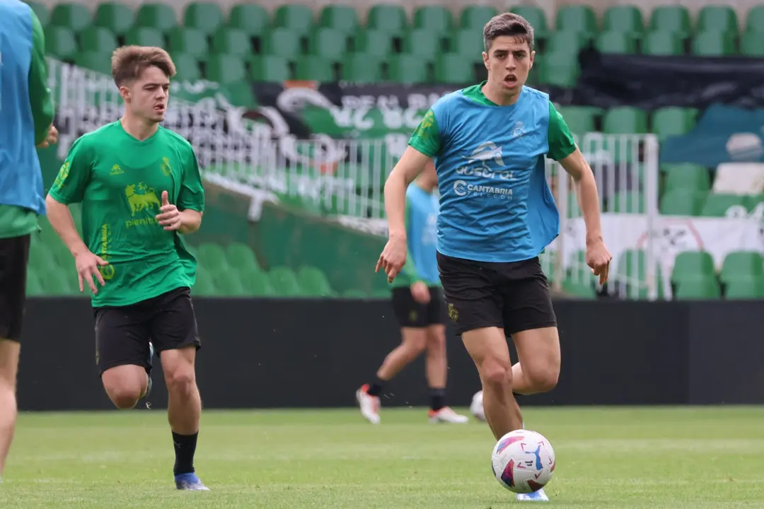 El centrocampista del Racing de Santander, &Iacute;&ntilde;igo Sainz Maza, durante el &uacute;ltimo entrenamiento del equipo. / RRC