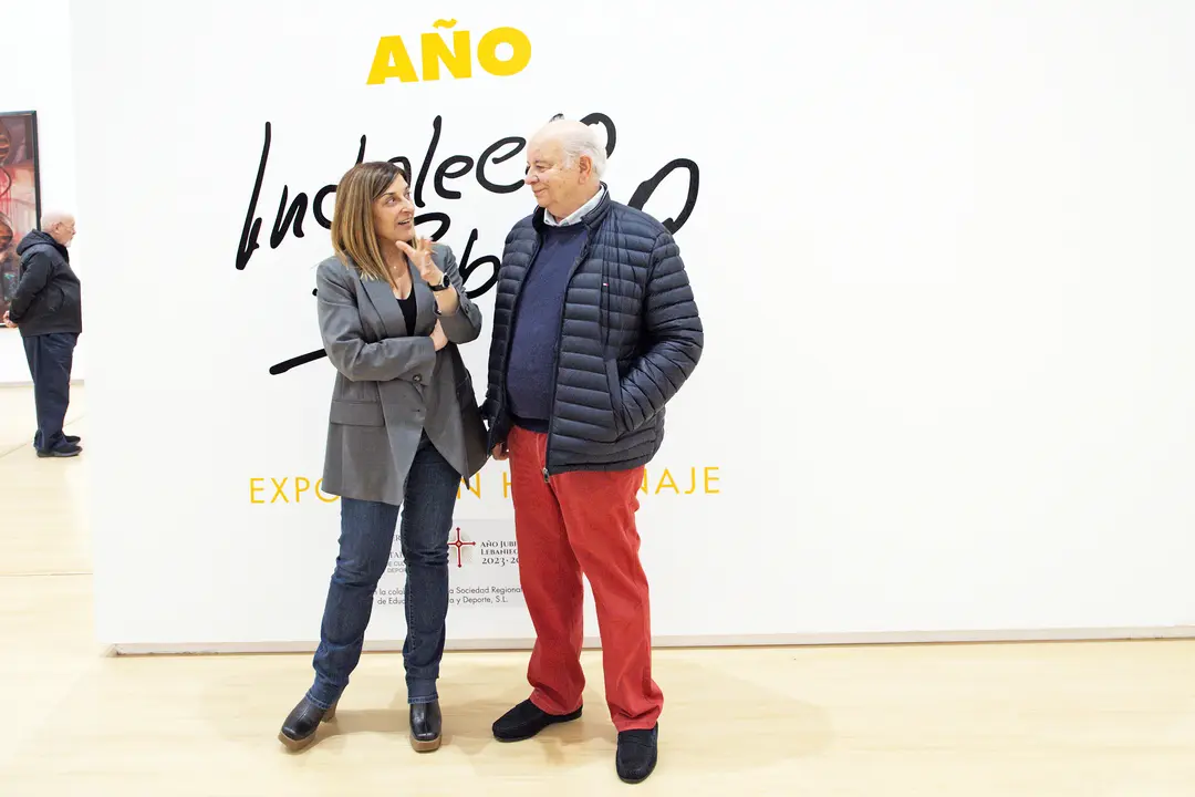 La presidenta de Cantabria, Maria Jos&eacute; S&aacute;enz de Buruaga con el artista Indalecio Primo. / Jos&eacute; Cavia