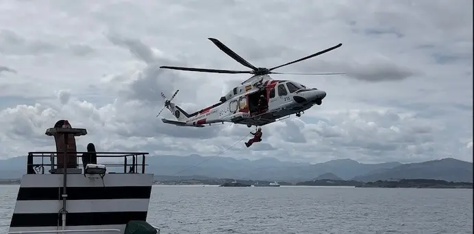 El helic&oacute;ptero recibiendo el paciente para trasladarlo al puerto m&aacute;s cercano. / E. R.