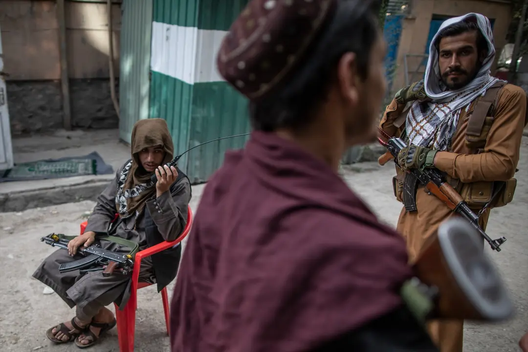 Combatientes talibanes hacen guardia frente a una comisar&iacute;a de polic&iacute;a en Kabul. Oliver Weiken / Archivo