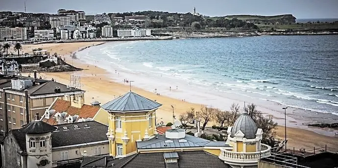 Varios pisos en primera l&iacute;nea de playa, que se pueden ver influenciados por la Ley de Vivienda. / A.E.