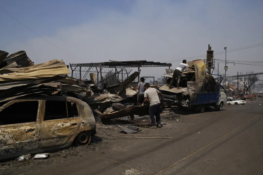 La Polic&iacute;a de Investigaciones (PDI) de Chile arrest&oacute; el viernes a un sospechoso por su presunta responsabilidad en el incendio que a inicios de a&ntilde;o caus&oacute; 137 muertes y dej&oacute; a unas 16,000 personas sin hogar en la regi&oacute;n de Valpara&iacute;so, en el centro del pa&iacute;s.

En una rueda de prensa, el director general de la instituci&oacute;n, Eduardo Cerna, inform&oacute; que el individuo fue detenido en la comuna de Valpara&iacute;so y que las investigaciones contin&uacute;an, ya que no se descarta la participaci&oacute;n de otros implicados. No se ofrecieron detalles sobre el detenido ni su identidad.

Sin embargo, el superintendente del Cuerpo de Bomberos en Valpara&iacute;so, Juan Paredes, declar&oacute; a la prensa que el sospechoso es un hombre de 22 a&ntilde;os que act&uacute;a como bombero voluntario. Por otro lado, el comandante del Cuerpo de Bomberos de la zona, Vicente Maggiolo, mencion&oacute; que la corporaci&oacute;n est&aacute; "devastada" y describi&oacute; el incidente como "un hecho completamente aislado" que "no empa&ntilde;a" la instituci&oacute;n.

Cuando se le pregunt&oacute; sobre el impacto de que un bombero voluntario est&eacute; involucrado en el incendio, Maggiolo lo calific&oacute; como un hecho "terrible" en una corporaci&oacute;n con m&aacute;s de 170 a&ntilde;os al servicio de Valpara&iacute;so.

El megaincendio, que tambi&eacute;n destruy&oacute; m&aacute;s de 10,000 viviendas, comenz&oacute; el pasado 2 de febrero en la reserva natural Lago Pe&ntilde;uelas, en el centro de Chile, y durante varios d&iacute;as afect&oacute; a diversas comunas. Este suceso es considerado la peor tragedia en el pa&iacute;s desde el terremoto de magnitud 8,8 del 27 de febrero de 2010, que provoc&oacute; la muerte de m&aacute;s de 500 personas.

Desde el inicio, las autoridades sospechaban que los incendios fueron intencionales, ya que se encontraron indicios de gasolina y parafina en los alrededores de los focos de fuego.

Seg&uacute;n el director de la PDI, la detenci&oacute;n es resultado del trabajo investigativo, minuciosas labores en el terreno y el cruce de informaciones durante varios meses. Cerna afirm&oacute; ante la prensa, junto a la ministra del Interior y Seguridad, Carolina Toh&aacute;, y al fiscal general, &Aacute;ngel Valencia, que las diligencias realizadas permitieron "obtener la orden de detenci&oacute;n del autor de los incendios ocurridos en el mes de febrero en la regi&oacute;n de Valpara&iacute;so, con resultados que todos conocemos y que cost&oacute; la vida de m&aacute;s de 130 personas".

Las llamas devastaron casi 9,000 hect&aacute;reas en la regi&oacute;n, una de las m&aacute;s visitadas del pa&iacute;s andino, de las cuales unas 4,200 hect&aacute;reas corresponden a bosque nativo. Afectaron severamente partes de las comunas de Valpara&iacute;so, Vi&ntilde;a del Mar, Quilpu&eacute; y Villa Alemana. &Aacute;lvaro Rojas Reyes / Archivo
