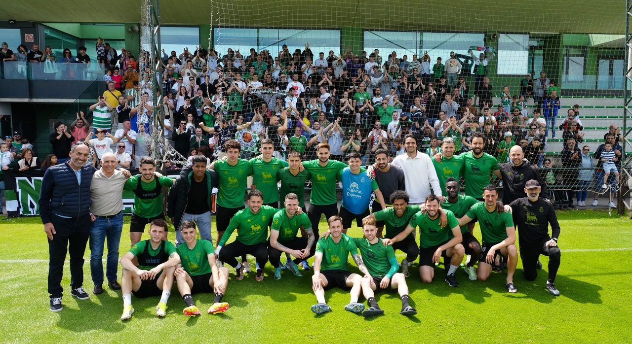 Los jugadores reciben el apoyo de la afici&oacute;n en el entrenamiento en La Albericia. / RRC