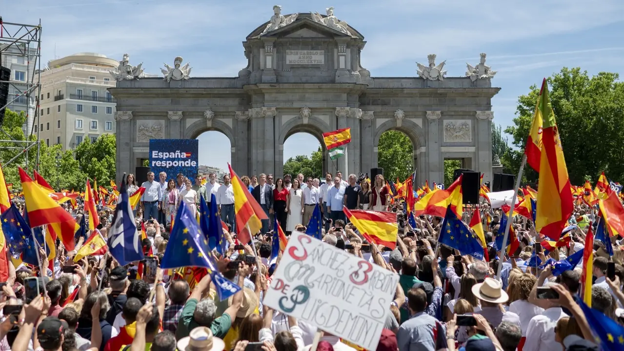 Decenas de personas durante una manifestaci&oacute;n del PP, en la Puerta de Alcal&aacute;. Alberto Ortega