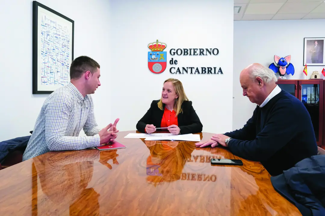 La Consejera de Presidencia, Isabel Urrutia, recibe al alcalde de Rasines, Sergio Castro. / Alerta