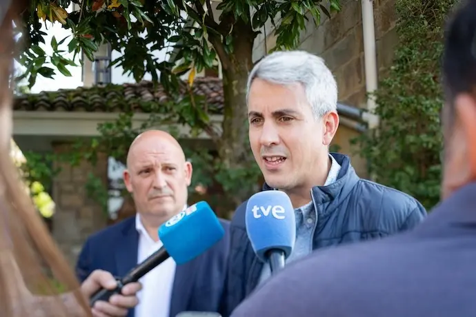 El alcalde de Santillana del Mar, &Aacute;ngel Rodr&iacute;guez y Pablo Zuloaga (PSOE). / A.E.